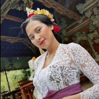 Bintang ‘Wedding Agreement’ ini bergaya dengan baju kebaya khas Bali. Ia pun tampil anggun mengenakan kebaya lace warna putih dipadu kain songket warna ungu tua. Foto: Instagram/@indahpermatas