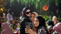 Tidak hanya itu,pagelaran busana juga digelar untuk memperkenalkan karya mereka.