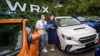 President Director Subaru Indonesia, Paula Dewiyanti bersama Chief Operating Officer Subaru Indonesia, Arie Christopher menyerahkan secara simbolis kepada pemilik kendaraan Subaru WRX disela acara Subaru WRX First Handover di Jakarta, Minggu (2/4/2023).