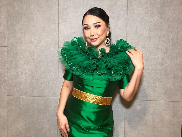 Wajah Titi DJ auto kencang kembali pasca oplas antiaging di Korsel. Begini wajah barunya.