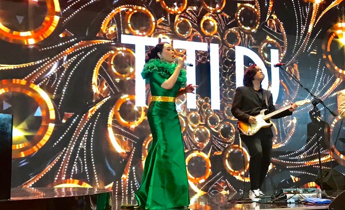 Wajah Titi DJ auto kencang kembali pasca oplas antiaging di Korsel. Begini wajah barunya.