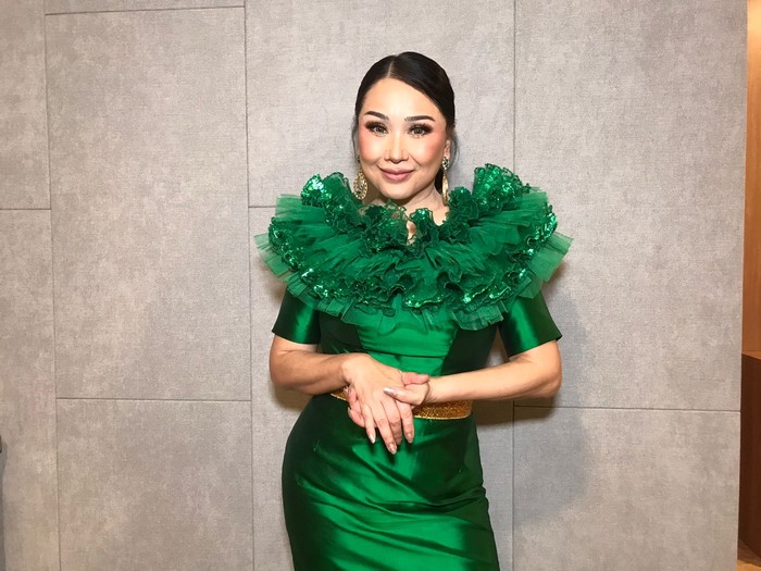 Wajah Titi DJ auto kencang kembali pasca oplas antiaging di Korsel. Begini wajah barunya.