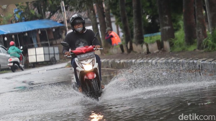 Jalan menuju Stadion Gelora Bandung Lautan Api tergenang.