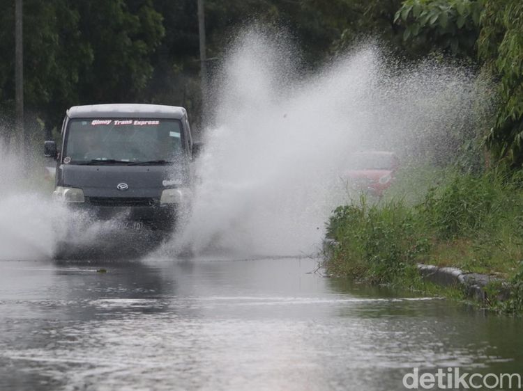 Drainase Buruk, Jalan Menuju Stadion GBLA Bandung Kerap Tergenang