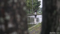 Genangan air yang terjadi di jalan ini terus berulang, setiap hujan jalan tersebut tergenang, apalagi jika jalan Sapan tergenang banjir jalan itu ikut banjir dan tidak dapat dilintasi para pengendara (Foto: Wisma Putra/detikJabar).