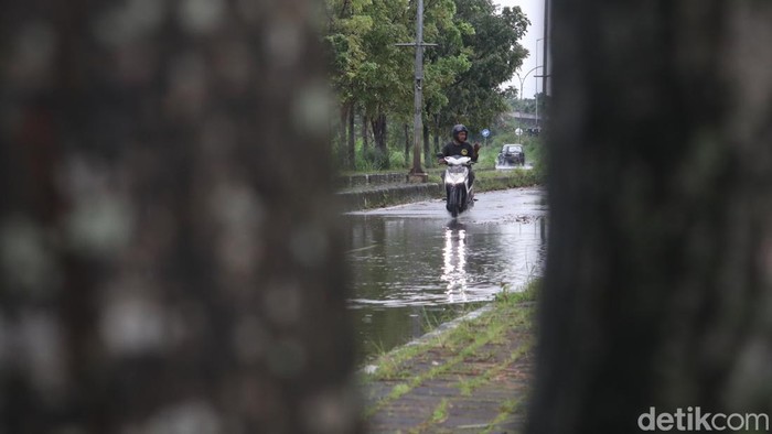 Jalan menuju Stadion Gelora Bandung Lautan Api tergenang.