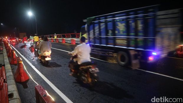 Jembatan Juwana, Pati resmi dibuka untuk dilewati kendaraan per Sabtu (1/4/2023) pukul 23.30 WIB.