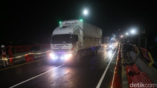 Jembatan Juwana, Pati resmi dibuka untuk dilewati kendaraan per Sabtu (1/4/2023) pukul 23.30 WIB.