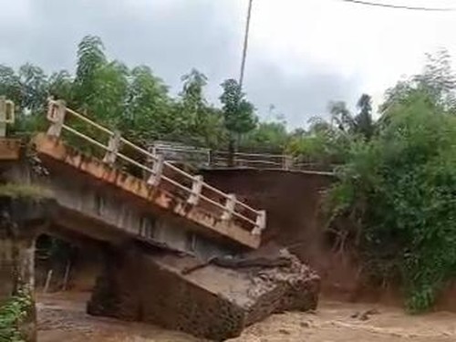 Jembatan penghubung Waworada- Doro Oo di Kecamatan Langgudu, Bima, NTB, terputus pada Minggu (2/4/2023). (Foto: Istimewa)