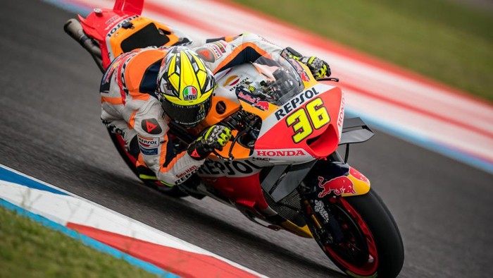 RIO HONDO, ARGENTINA - MARCH 31: Joan Mir of Spain and Repsol Honda Team rides during the free practice session of the MotoGP Gran Premio Michelin de la República Argentina at Autodromo Termas de Rio Hondo on March 31, 2023 in Rio Hondo, Argentina. (Photo by Steve Wobser/Getty Images)