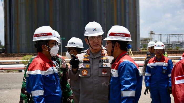 Kapolda Riau Irjen M Iqbal saat mengecek lokasi kilang minyak meledak. (Dok Polda Riau)