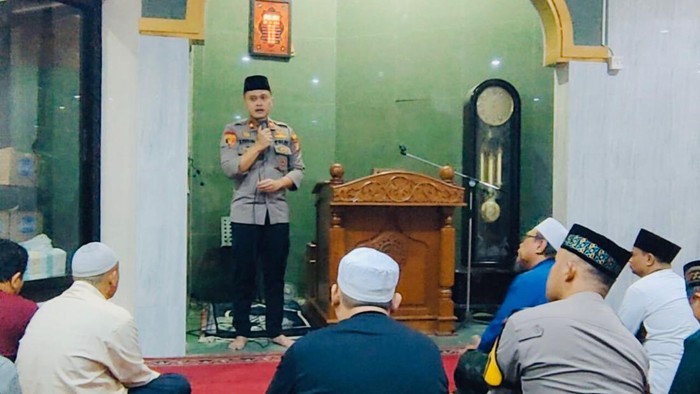 Kapolsek Tanjung Duren Kompol Muraham Wibisono bertemu masyarakat setempat sosialisasi kegiatan dilarang saat ramadan.