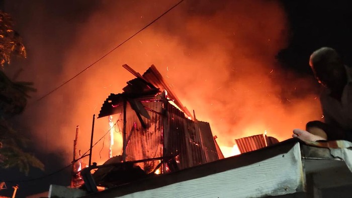 Kebakaran rumah dua lantai di Surabaya