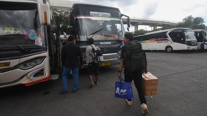 Kesiapan Angkutan Mudik, 123 Juta Orang Diprediksi Mudik Tahun Ini Sejumlah penumpang menaiki bus di Terminal Kampung Rambutan, Jakarta, Minggu (2/4/2023). Menteri Perhubungan Budi Karya Sumadi memaparkan kesiapan jelang mudik Lebaran tahun 2023 dimana berdasarkan Survei Angkutan Lebaran 2023 terdapat potensi 123,8 juta orang warga Indonesia akan melakukan mudik atau mengalami kenaikan dibanding tahun sebelumnya yang hanya sebanyak 85 juta orang. ANTARA FOTO/Indrianto Eko Suwarso/YU