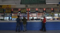 Sejumlah calon penumpang membeli tiket bus di Terminal Kampung Rambutan, Jakarta, Minggu (2/4/2023). 