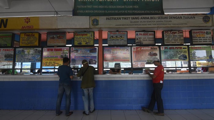 Sejumlah penumpang menaiki bus di Terminal Kampung Rambutan, Jakarta, Minggu (2/4/2023). Menteri Perhubungan Budi Karya Sumadi memaparkan kesiapan jelang mudik Lebaran tahun 2023 dimana berdasarkan Survei Angkutan Lebaran 2023 terdapat potensi 123,8 juta orang warga Indonesia akan melakukan mudik atau mengalami kenaikan dibanding tahun sebelumnya yang hanya sebanyak 85 juta orang. ANTARA FOTO/Indrianto Eko Suwarso/YU