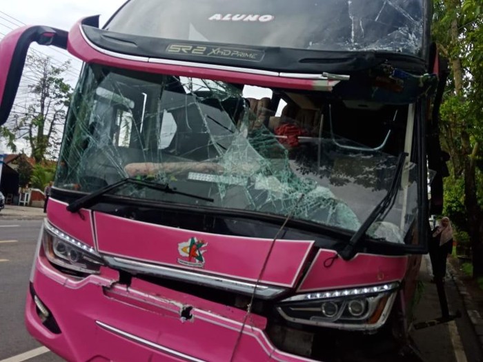 Kondisi bus di Sidrap yang tabrak tiang listrik di jalan.