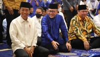 Jokowi bersama petinggi partai kemudian duduk berjejer. Jokowi diapit Prabowo Subianto dan Zulhas. Jokowi duduk lesehan bersama ketum Parpol pendukung. Mereka saling membalas senyum. Terlihat momen keakraban di acara silahturahmi ini.