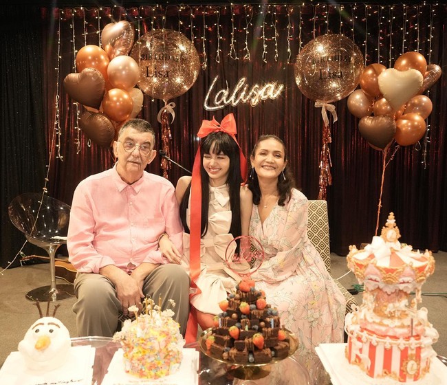 Pelantun Pink Venom itu tak ingin melewatkan momen berkumpul bersama keluarga dan sahabat. Dia mengadakan pesta di Raymi Bar yang terletak di kawasan Chinatown Bangkok. Foto: Instagram