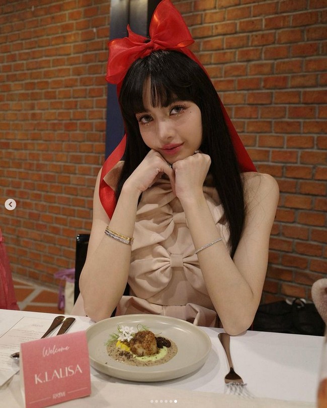 Penampilannya dilengkapi dengan sejumlah perhiasan mewah dari BVLGARI. Dimulai dari cincin dan kalung dengan harga total mencapai Rp 1,6 miliar. Foto: Instagram