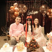 Pelantun Pink Venom itu tak ingin melewatkan momen berkumpul bersama keluarga dan sahabat. Dia mengadakan pesta di Raymi Bar yang terletak di kawasan Chinatown Bangkok. Foto: Instagram