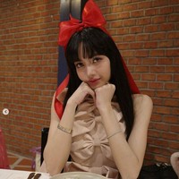 Penampilannya dilengkapi dengan sejumlah perhiasan mewah dari BVLGARI. Dimulai dari cincin dan kalung dengan harga total mencapai Rp 1,6 miliar. Foto: Instagram