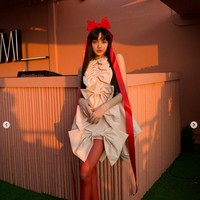 Dalam kesempatan itu, Lisa BLACKPINK memakai gaun mini bertutup pita yang dipadukan dengan stocking dan heels berwarna merah. Kepalanya pun dihiasi aksesori pita serasi. Foto: Instagram