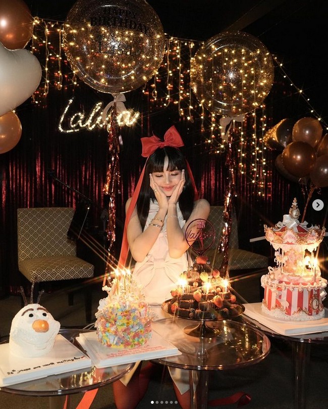 Tak kalah meriah dari perayaan tahun lalu. Lisa BLACKPINK mendapat empat kue ulang tahun dengan dekorasi lampu bertuliskan namanya Lalisa. Foto: Instagram