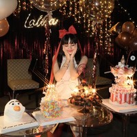 Tak kalah meriah dari perayaan tahun lalu. Lisa BLACKPINK mendapat empat kue ulang tahun dengan dekorasi lampu bertuliskan namanya Lalisa. Foto: Instagram