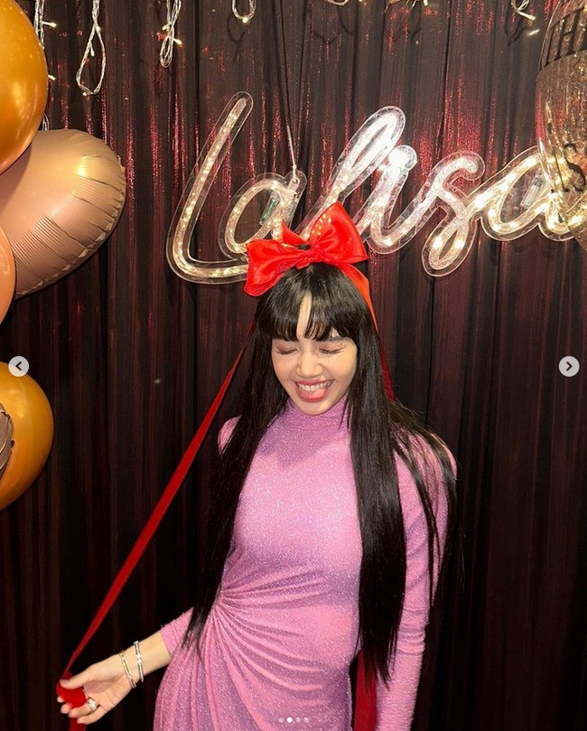 Lisa BLACKPINK lebih dulu merayakan ulang tahunnya di tengah kesibukan tur dunia BORN PINK. Di mana dia mendapat kejutan dari penggemar Filipina sehari sebelum ulang tahunnya, Minggu (26/3/2023). Foto: Instagram