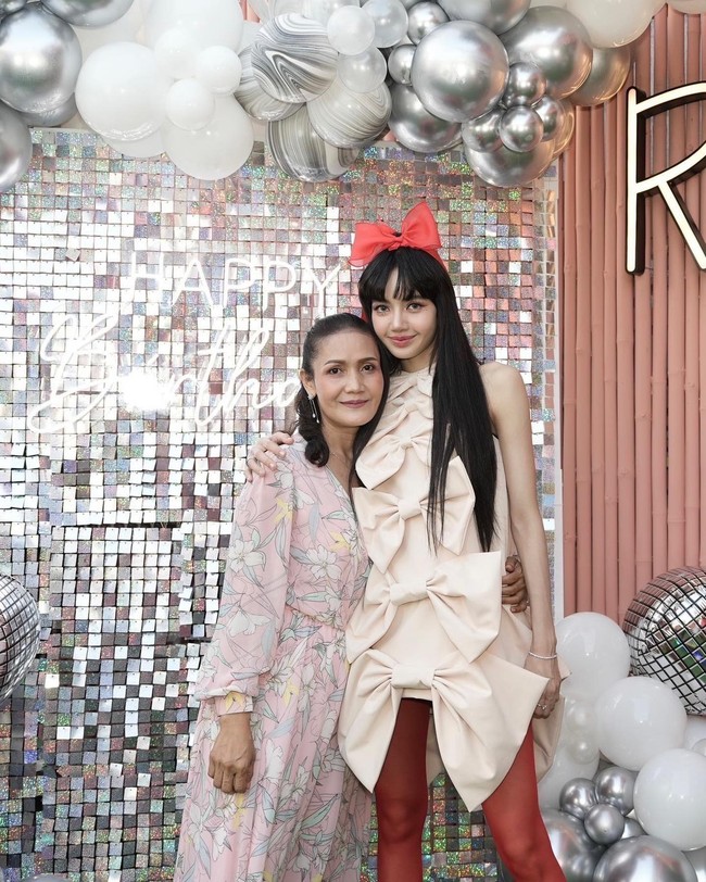 Idol yang genap berusia 26 tahun itu memakai gaun Mother Ha Beak Ribbon Dress dari Dewe.Dewe Spring 2023. Sedangkan heels-nya merupakan koleksi Dolce & Gabbana. Foto: Instagram