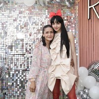 Idol yang genap berusia 26 tahun itu memakai gaun Mother Ha Beak Ribbon Dress dari Dewe.Dewe Spring 2023. Sedangkan heels-nya merupakan koleksi Dolce & Gabbana. Foto: Instagram