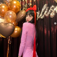 Di tengah perayaan ulang tahunnya, Lisa BLACKPINK berganti kostum kedua. Dia memakai gaun pink berkilau Raja Rose Dress dari mirae seharga Rp 4,8 jutaan. Foto: Instagram