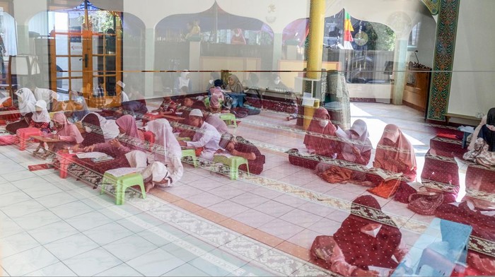 Sejumlah anak mengikuti lomba mewarnai huruf Hijaiyah di Masjid Al-Mutaqin, Depok, Jawa Barat, Minggu (2/4/2023). Lomba mewarnai huruf Hijaiyah untuk anak tersebut diinisiasi oleh TPA Nurul Fath yang bertujuan untuk menyemarakkan kegiatan di bulan suci Ramadhan. ANTARA FOTO/Yulius Satria Wijaya/aww.
