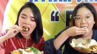 Mampir ke Ayam Sambel Rasan di Sunter, Jakarta Utara, Magdalena mempromosikan usaha kuliner kaki lima ini. Harga menunya Rp 20 ribu saja sudah dengan nasi.
