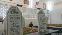 Masjid ini bukan hanya menjadi jujugan warga sekitar, tetapi jemaah dari luar kota juga banyak yang singgah. Mereka berziarah ke makam Habib Ali Kwitang. Di sini juga bersemayam beberapa keluarganya. Tepatnya terdapat empat makam di masjid ini. (Weka Kanaka/detikcom)