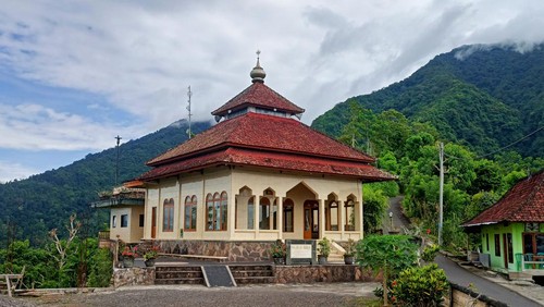 Masjid Al-Ikhlas yang dijuluki masjid di atas awan.