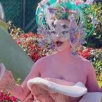 Penampilan Melanie ini menuai banyak kontroversi. Tidak sedikit netizen yang mengkritik perubahannya dan Melanie disebut menyontek gaya Bjork. Foto: dok. Instagram/@littlebodybigheart