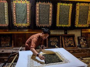 Melihat Pembuatan Batik Tulis Bermotif Ayat Al-Quran di Solo