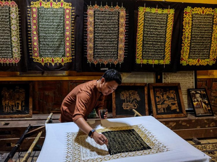 Melihat Pembuatan Batik Tulis Bermotif Ayat Al-Quran di Solo