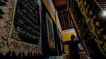 Melihat Pembuatan Batik Tulis Bermotif Ayat Al-Quran di Solo