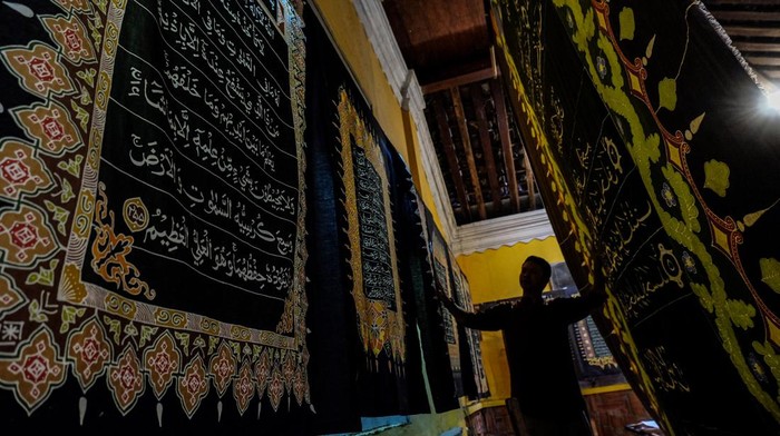Perajin menyelesaikan pewarnaan batik motif ayat Alquran di Mahkota Batik Laweyan, Solo, Jawa Tengah, Jumat (31/3/2023). Batik tulis tersebut selanjutnya dibuat sebagai mushaf untuk mengajak masyarakat belajar menulis, membaca dan memahami Al Quran, sekaligus menarik kunjungan wisatawan di kampung batik setempat. ANTARAFOTO/Maulana Surya/aww.