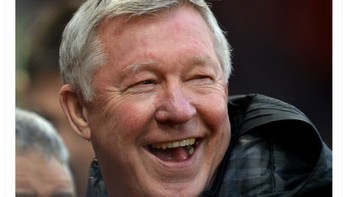 Meme Alex Ferguson tertawa karena MU masih mungkin finish di posisi 3 Liga Inggris dan masih berpeluang meraih piala, sementara Liverpool hanya punya trofi 7-0. Foto: Twitter