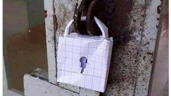 Netizen ramai mengolok-olok pertahanan Liverpool seperti gembok kertas. Foto: (Twitter)