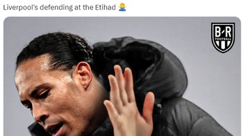Pertahanan Liverpool saat lawan Manchester City, aduh nggak deh. Foto: (Twitter)