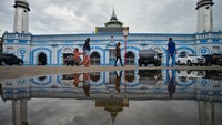 Warga melintas di depan Masjid Raya Ganting, Kota Padang, Sumatera Barat, Sabtu (1/4/2023). 