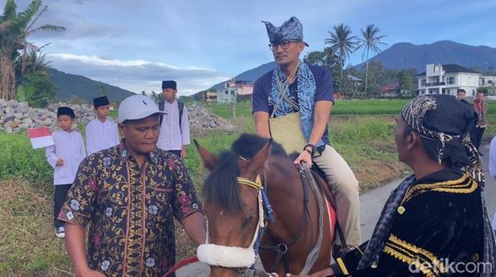 Menparekraf Sandiaga Uno saat mengunjungi Desa Wisata Kubu Gadang. (Jeka Kampai/detikSumut)