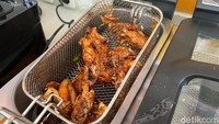  Resep ayam goreng terasi juga turut dibagikan. Ayam ini mengeluarkan aroma sangat sedap usai digoreng.