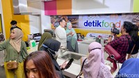 Ketika acara berakhir, chef Yongki dikerubuti peserta yang ingin berfoto satu per satu.