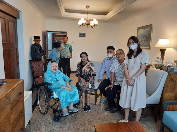 Momen pertemuan Shinta Nuriyah Wahid dengan keluarga Iwan Boedi di Semarang, Minggu (2/4/2023).